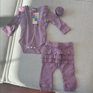 New with tags Full Famous 0-3 Months Matching Set + Headband